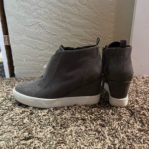 Wedged grey bootie